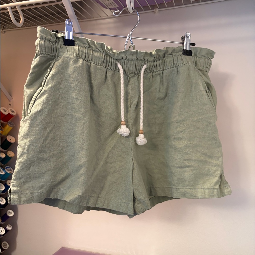 Flowy linen shorts, sage green, elastic waist, high rise